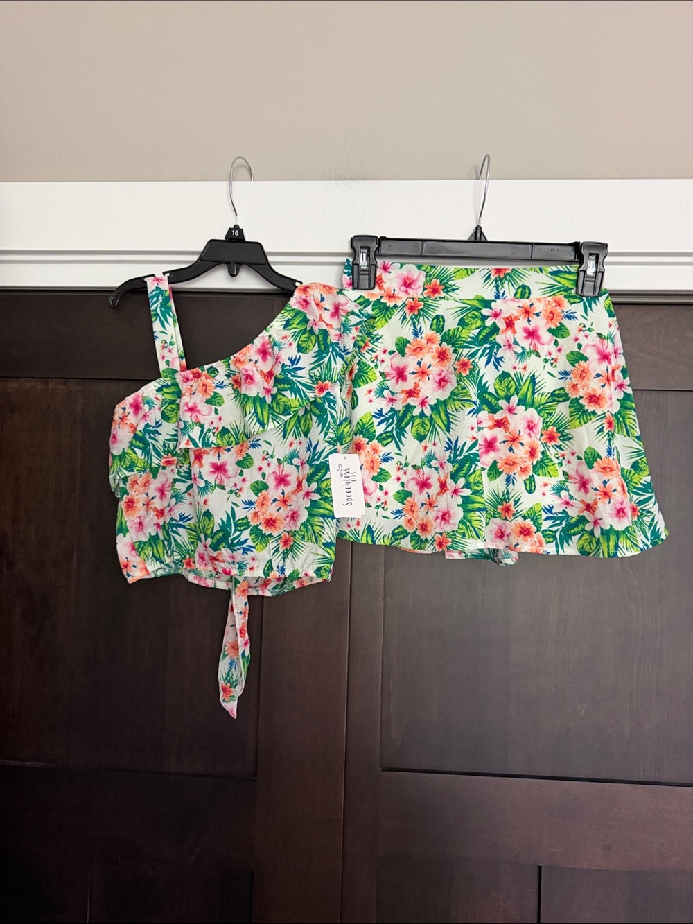 Speechless Kids Floral Tropical Top and Skort size Medium and matching scrunchie